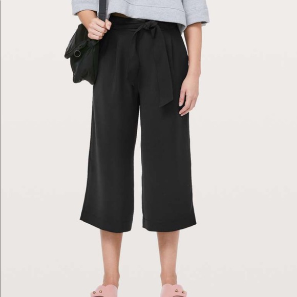 NWT Lululemon Noir Crop in Black